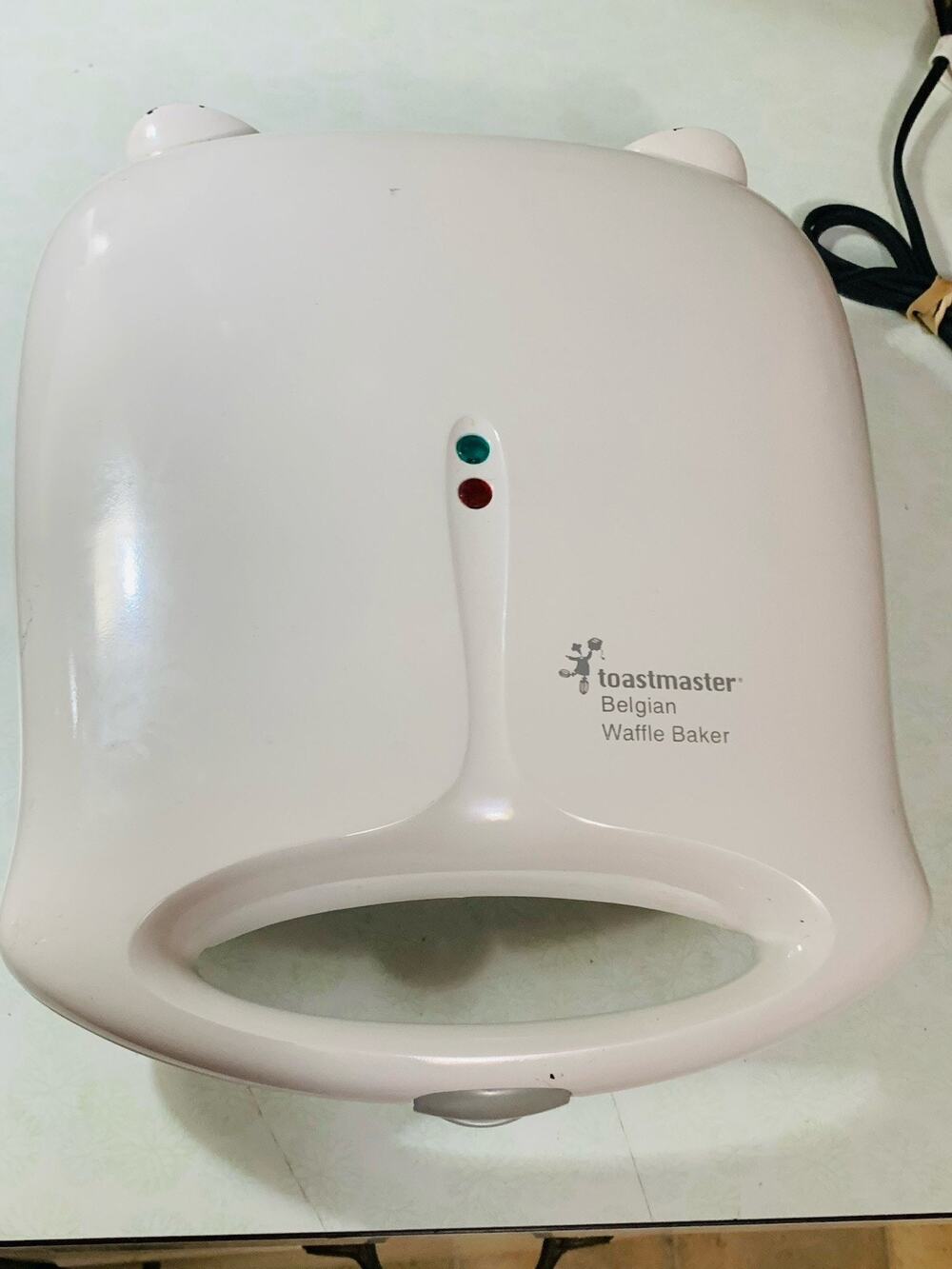 Toastmaster TWB4BEL White 4-Slice Belgian Waffle Maker Nonstick Electric 1400W